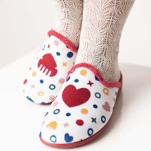 Cargar imagen en el visor de la galería, Zapatillas de estar por casa con estampado fallero de peinetas, corazones y lunares de colores, ideales para regalo fallero o fiestas valencianas