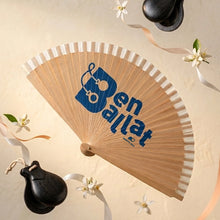 Cargar imagen en el visor de la galería, Abanico Ben Ballat de madera natural con frase en valenciano y diseño azul, ideal para bailadores, bailadoras, dansaes valencianas, fiestas populares y bailes regionales.
