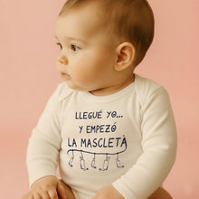 Cargar imagen en el visor de la galería, Body de bebé con frase Llegué yo y empezó la mascletà, diseño divertido inspirado en las Fallas y la tradición valenciana para recién nacidos.
