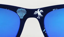 Cargar imagen en el visor de la galería, Puente de gafas de sol falleras azul marino con cristales espejo azul, decoradas con el símbolo de la palmera y el ave típicos de las Fallas y Hogueras de Alicante
