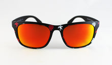 Cargar imagen en el visor de la galería, Gafas de sol falleras con patillas negras y cristal espejo rojo. Estampado de la tela pardalets
