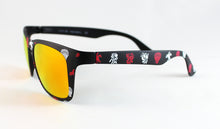 Cargar imagen en el visor de la galería, Gafas de sol falleras negras con cristales amarillos y dibujos tradicionales valencianos en rojo y blanco para fiestas falleras y alicantinas

Select 79 more words to run Humanizer.

