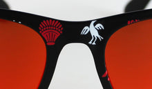 Cargar imagen en el visor de la galería, Gafas de sol falleras negras con cristales rojos y motivos tradicionales valencianos de peineta y pardalet para fiestas falleras
