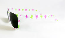 Cargar imagen en el visor de la galería, Gafas falleras blancas con cristales negros y dibujos de pardalets, peinetas y flores en rosa y verde para fiestas valencianas
