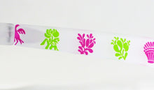 Cargar imagen en el visor de la galería, Patilla de gafas de sol con dibujo de pardalets y montura semitransparente rosa y verde, complemento original para Fallas y fiestas valencianas
