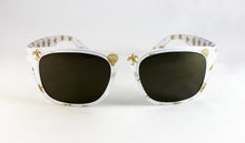 Cargar imagen en el visor de la galería, Detalle de las lentes oscuras de las gafas de sol falleras semitransparentes con pardalets y detalles dorados.
