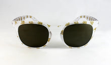Cargar imagen en el visor de la galería, Gafas de sol falleras blancas con cristales oscuros y motivos dorados tradicionales valencianos de Peinetta Roja.
