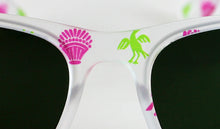 Cargar imagen en el visor de la galería, Gafas de sol falleras blancas con cristales oscuros, dibujo de peineta rosa y pardalet verde en la montura
