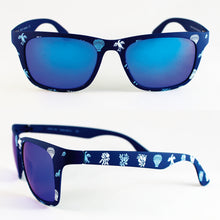 Cargar imagen en el visor de la galería, Gafas de sol falleras azul marino con cristales espejo azules y motivos blancos tradicionales valencianos en frontal y patillas con detalles
