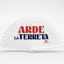 Cargar imagen en el visor de la galería, Abanico blanco abierto con diseño “Arde la Terreta” en rojo y azul, logo de Peinetta Roja y fondo de estudio blanco grisáceo
