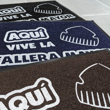 Cargar imagen en el visor de la galería, Felpudo fallero con mensaje &#39;Aquí vive la Fallera Mayor&#39;
