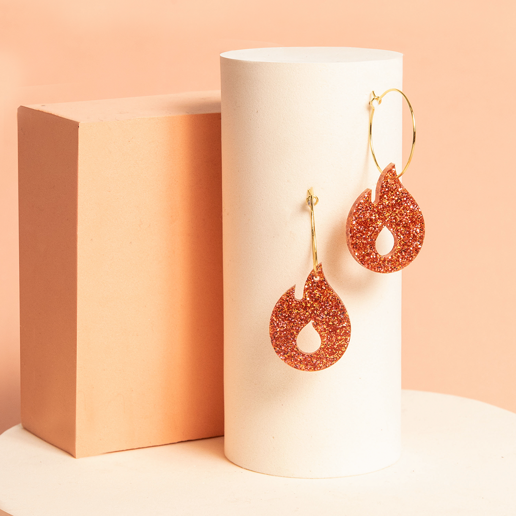 Pendientes de metacrilato naranja brillante con forma de llama para Fallas y Hogueras.