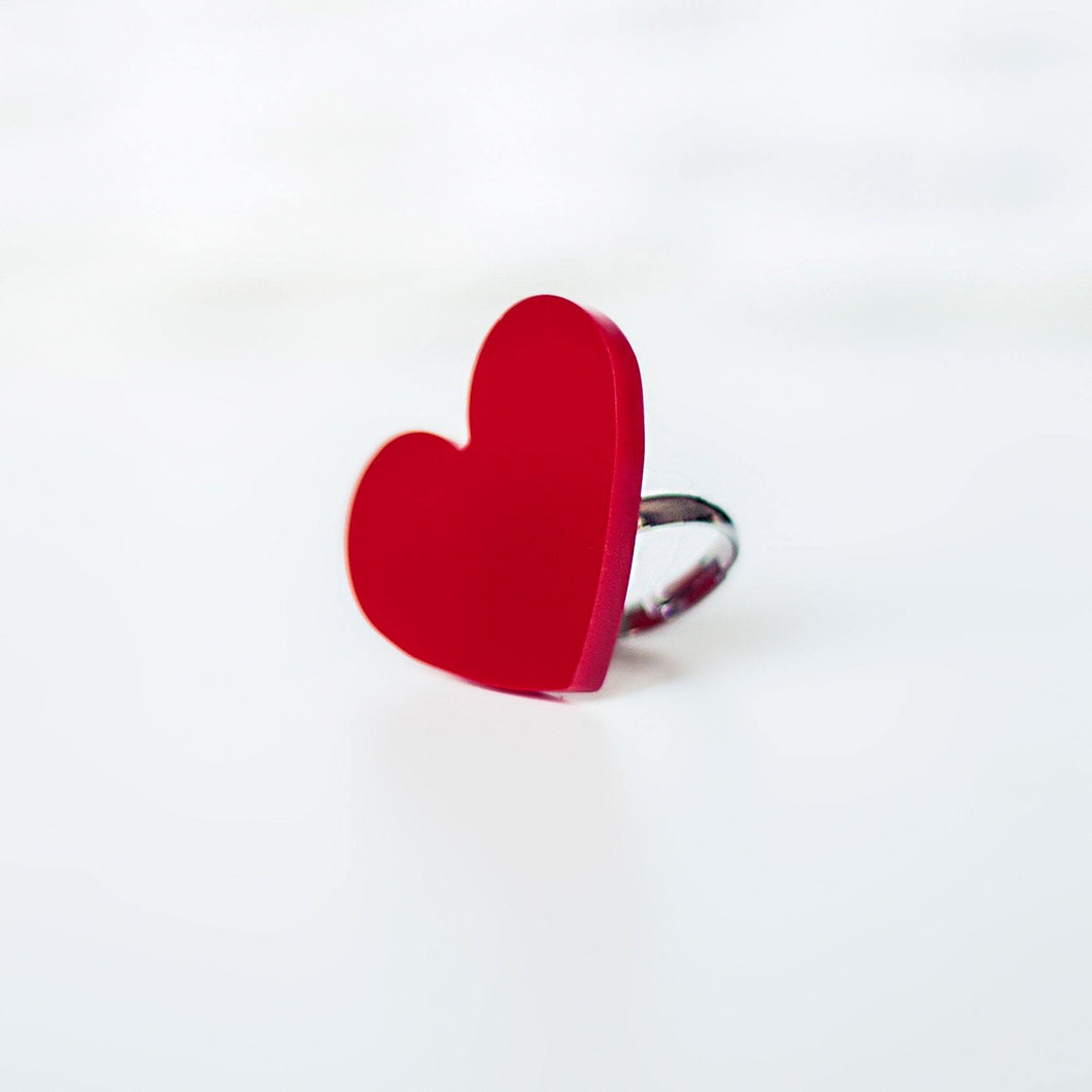 Anillo rojo de metacrilato con forma de corazón, ideal como regalo para fallera mayor