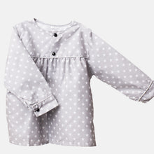Cargar imagen en el visor de la galería, Blusón fallero para bebé en color gris con estrellas blancas, botones negros y manga larga, ideal para indumentaria tradicional infantil valenciana
