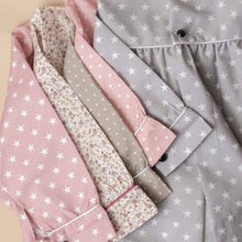 Cargar imagen en el visor de la galería, Blusones falleros para bebé y niños con estampados de estrellas, lunares y flores en tonos rosa, gris y beige para indumentaria tradicional infantil
