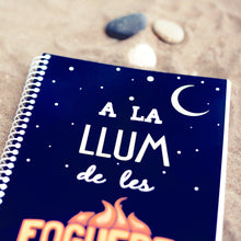 Cargar imagen en el visor de la galería, Libreta &#39;A la llum de les fogueres&#39;.

