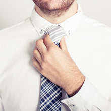 Cargar imagen en el visor de la galería, Corbata fallera para hombre con tela de cuadros.
