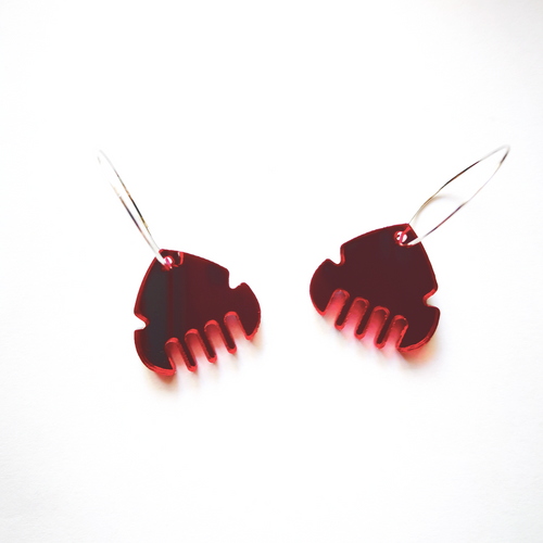 Pendientes de metacrilato con forma de peineta y color rojo espejo.