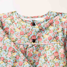 Cargar imagen en el visor de la galería, Blusón fallero para bebés con fondo azul y flores rosas y amarillas
