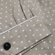 Cargar imagen en el visor de la galería, Blusón fallero para bebé en color beige con lunares blancos, ribete claro y botón negro, ideal para indumentaria tradicional infantil
